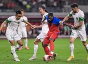 开云体育入口-球队踢出精彩比赛，球员奋力拼搏，互动不断