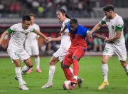 开云体育入口-球队踢出精彩比赛，球员奋力拼搏，互动不断