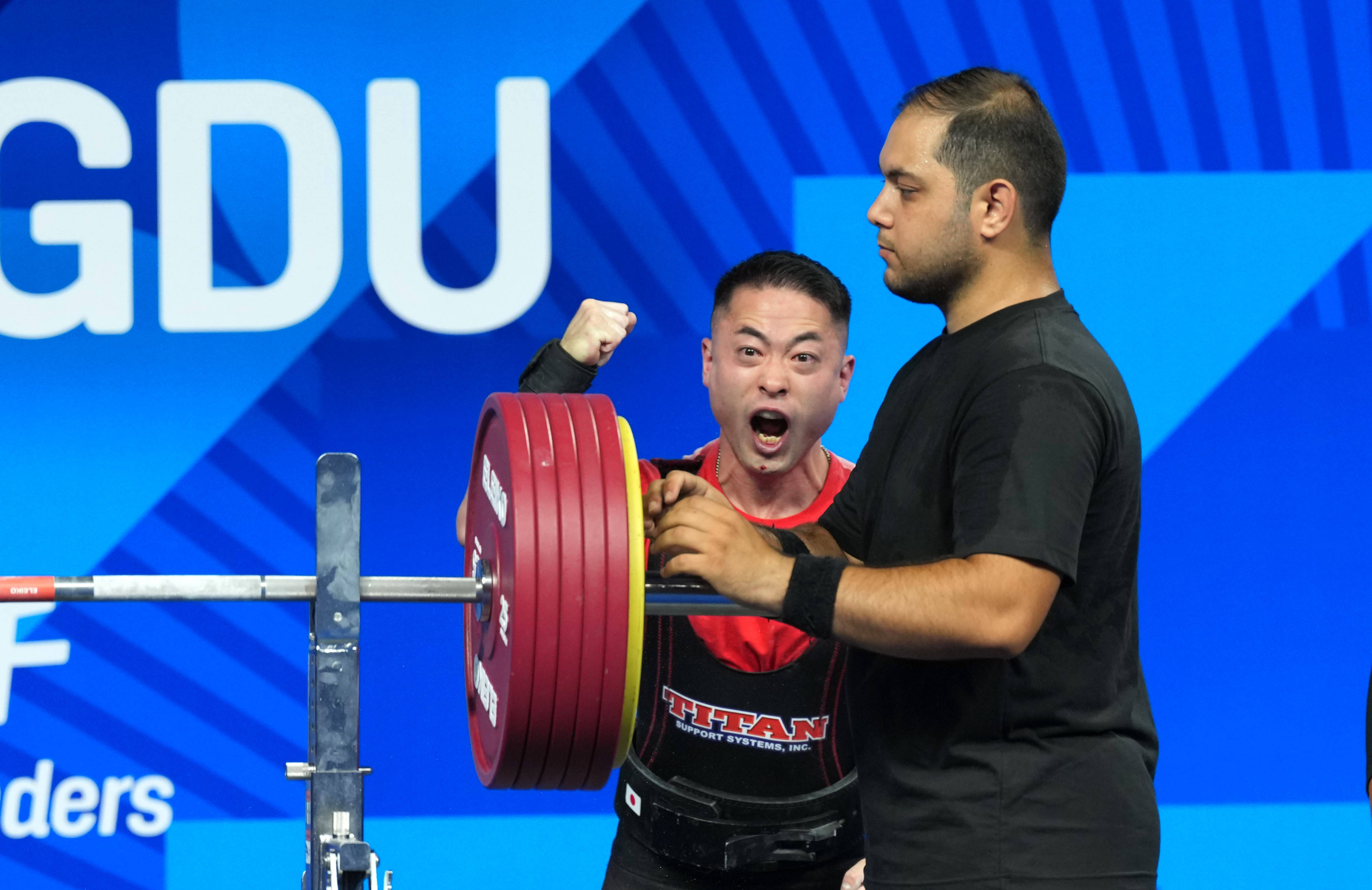 日本选手在游泳比赛中夺得金牌