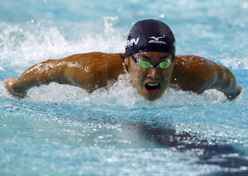 日本选手在游泳比赛中夺得金牌