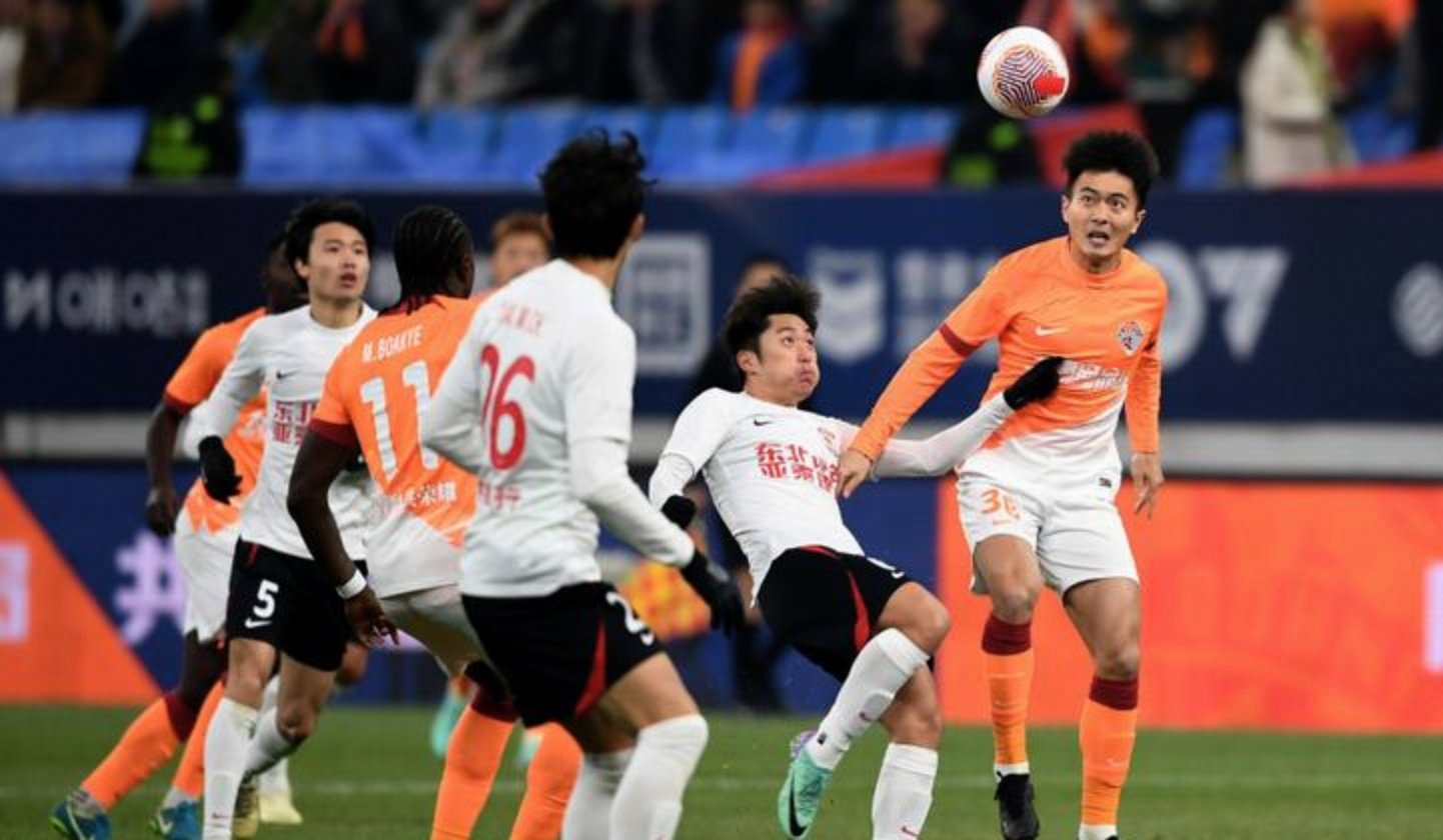 青岛海牛主场失利，保级形势严峻