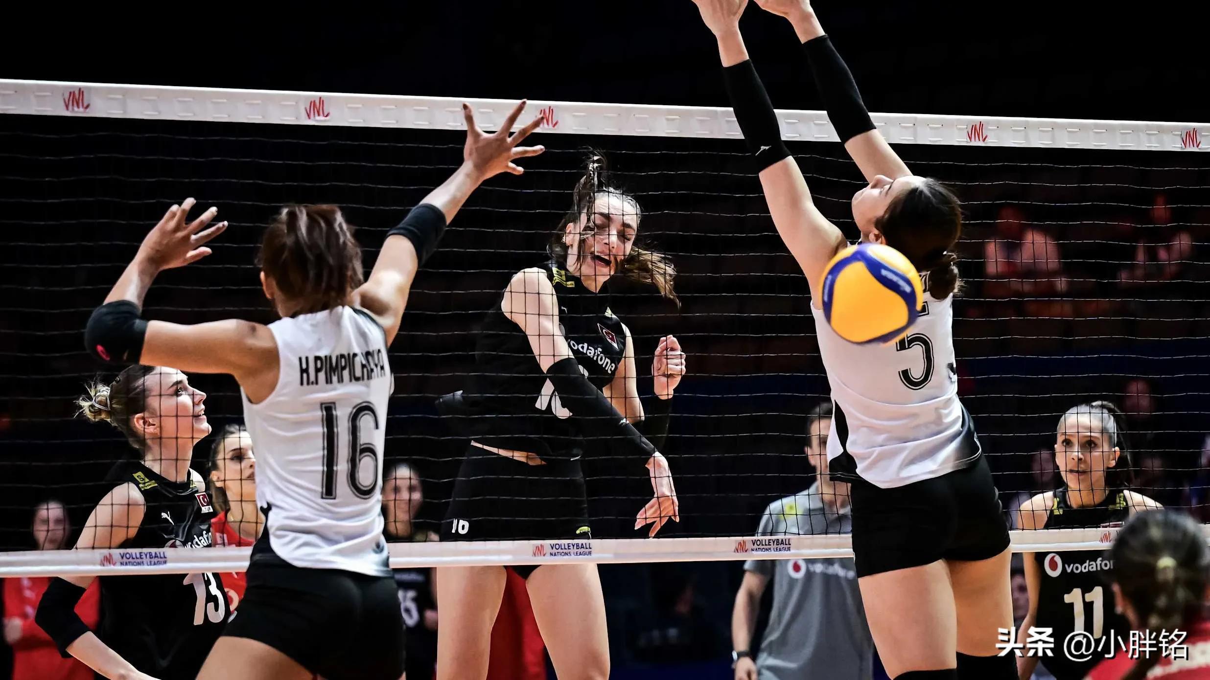 俄罗斯女排队员表现出色，击败对手