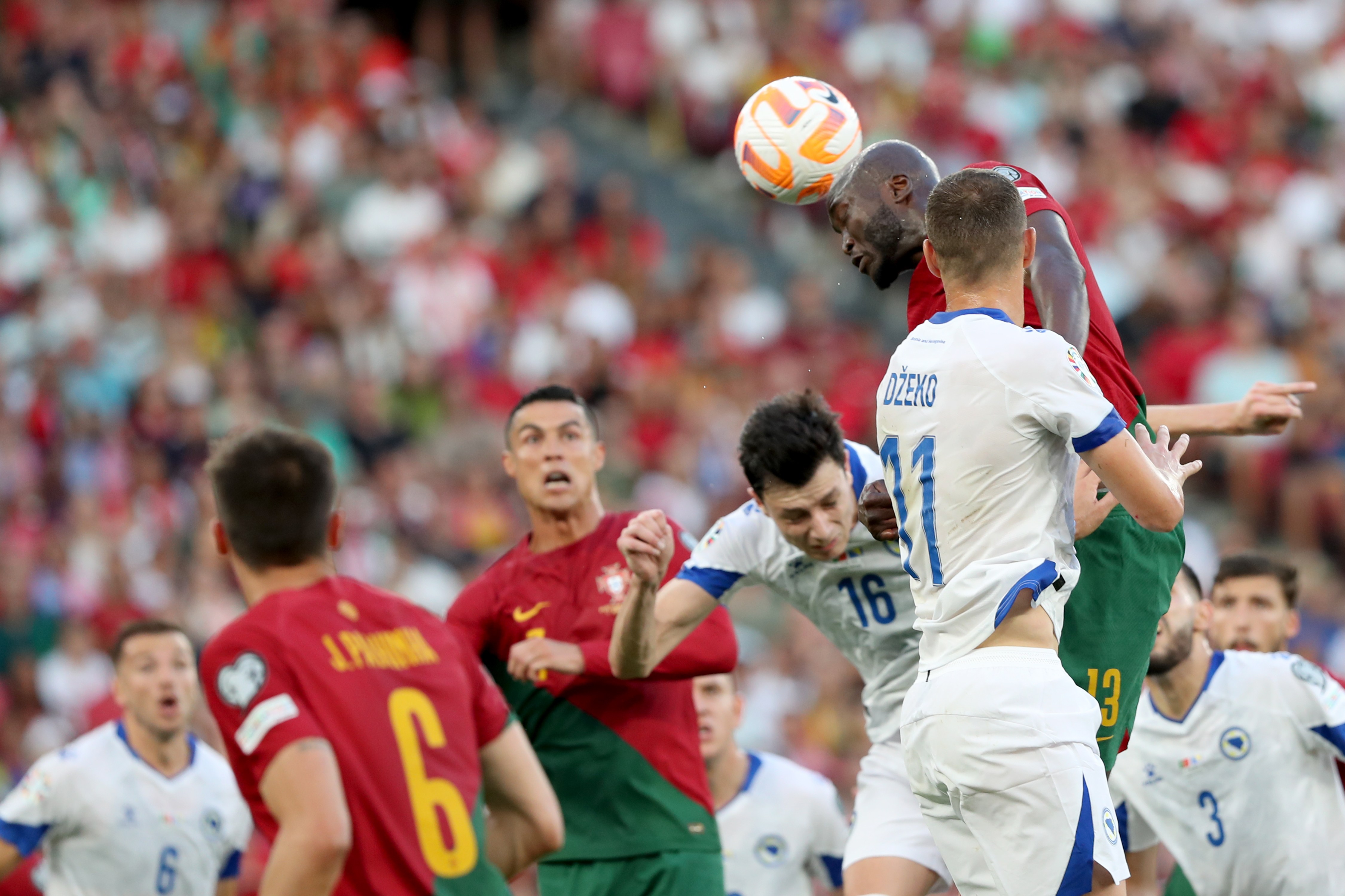 欧预赛比赛精彩实况，球员表现抢眼的简单介绍