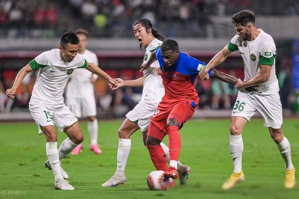 球队踢出精彩比赛，球员奋力拼搏，互动不断