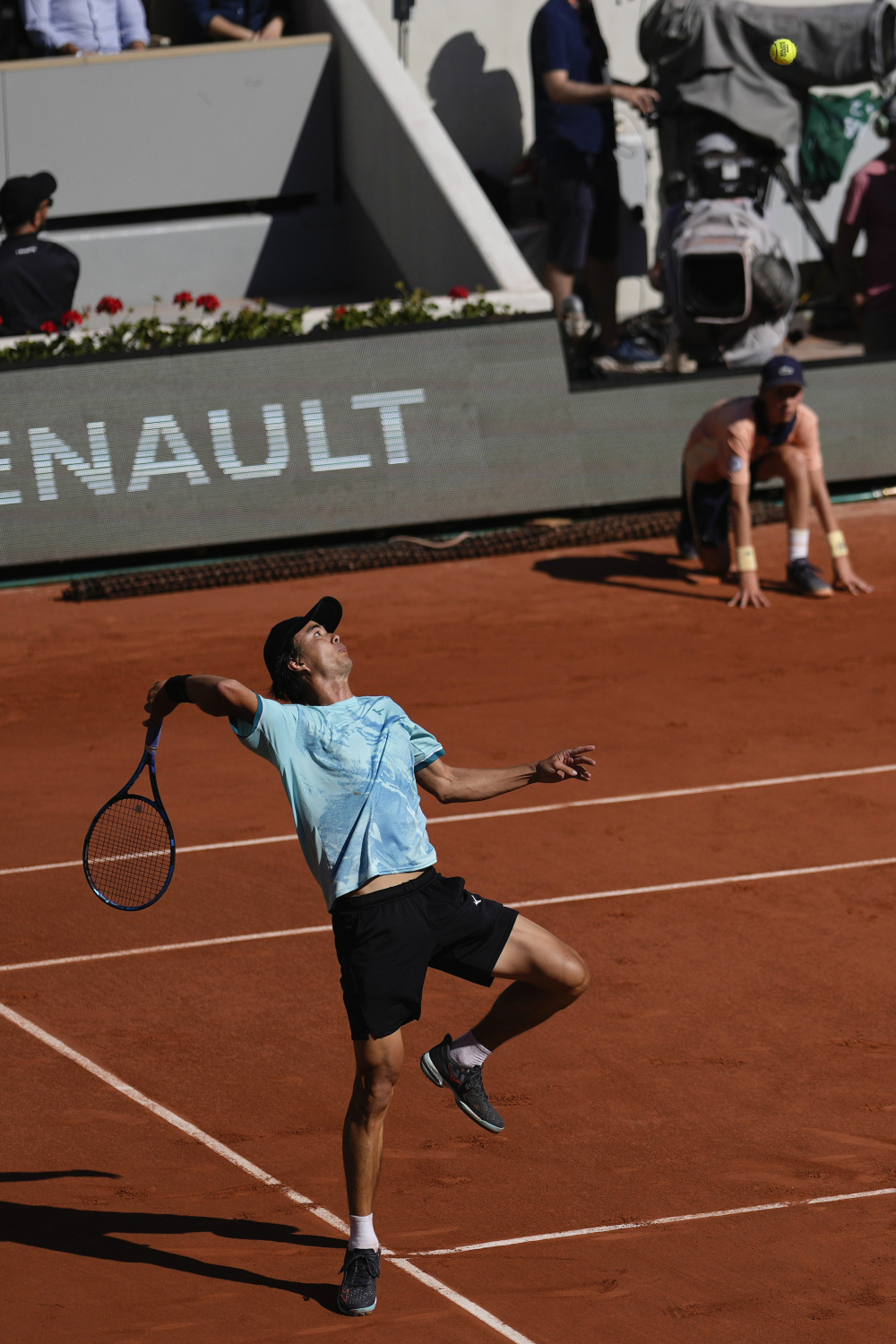 包含世界网球队轻取法国网球队，阿尔卡拉斯三分雨点燃全场的词条