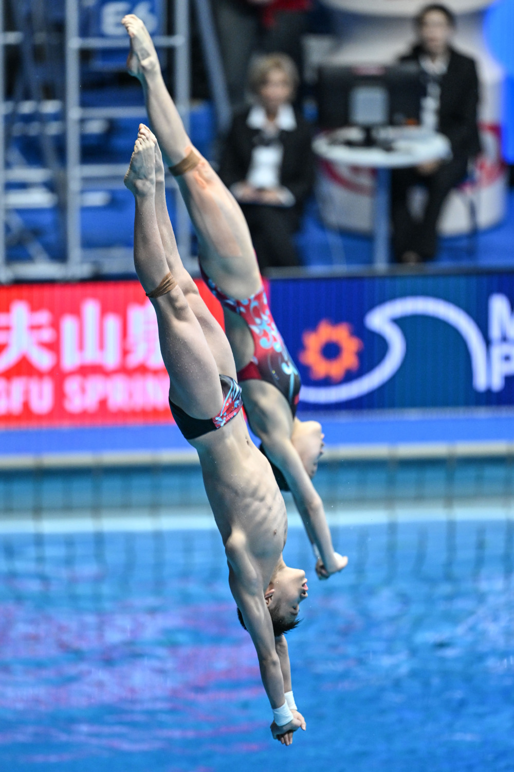 跳水选手翻滚起跳,水花四溅 跳水选手翻滚起跳,水花四溅