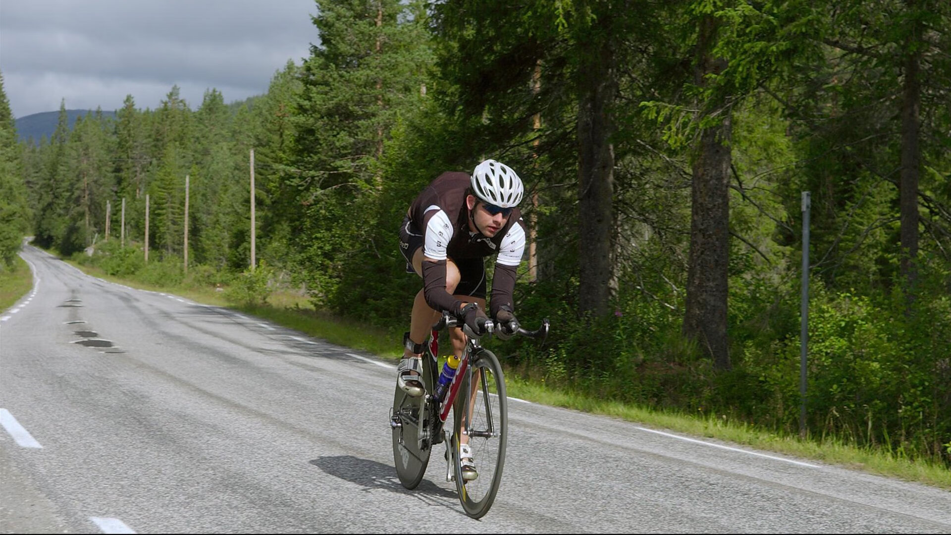 迈凯伦险胜阿斯顿马丁，诺里斯惊艳四座，一场载入史册的经典对决